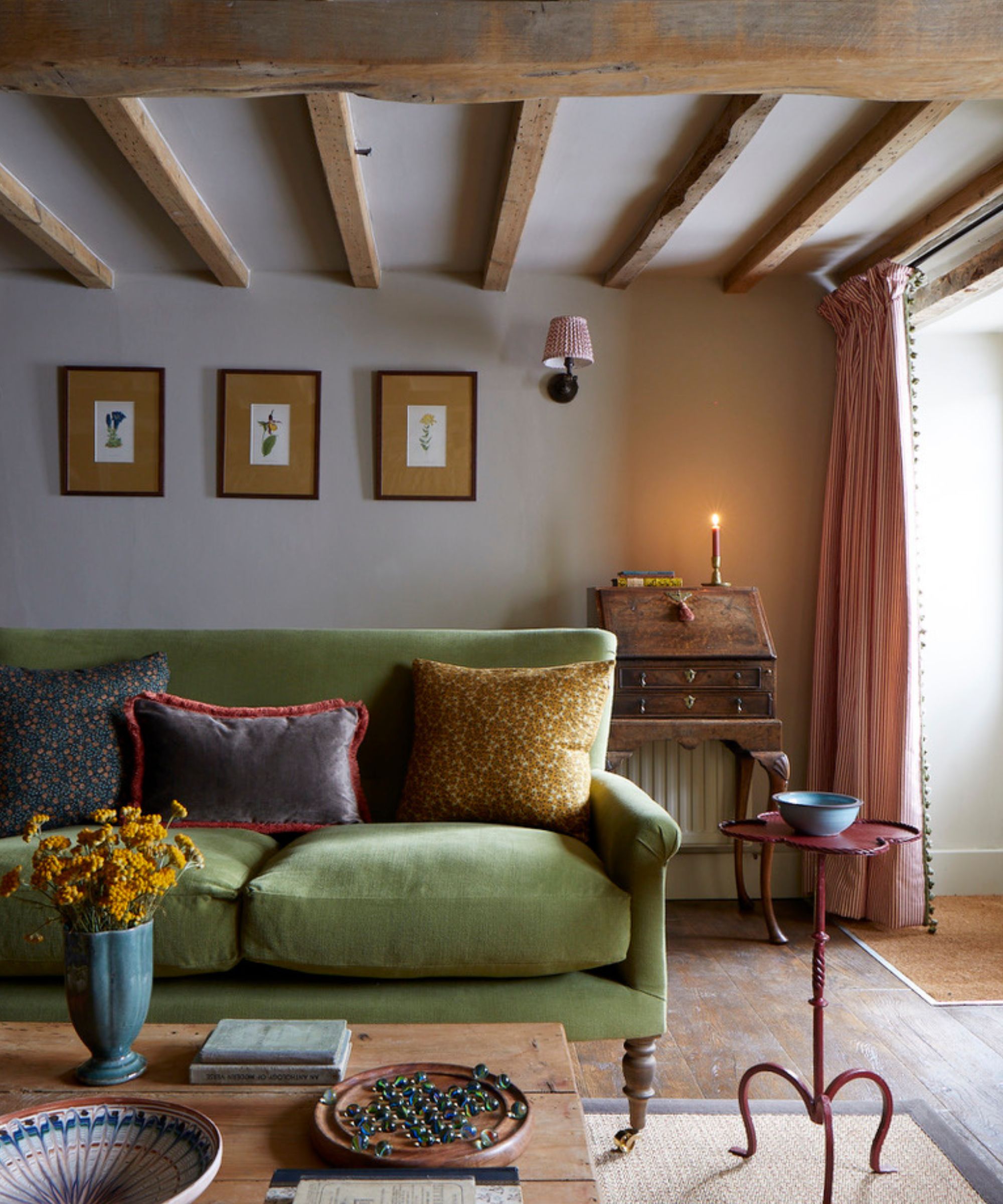 Salon cottage avec poutres apparentes et canapé vert