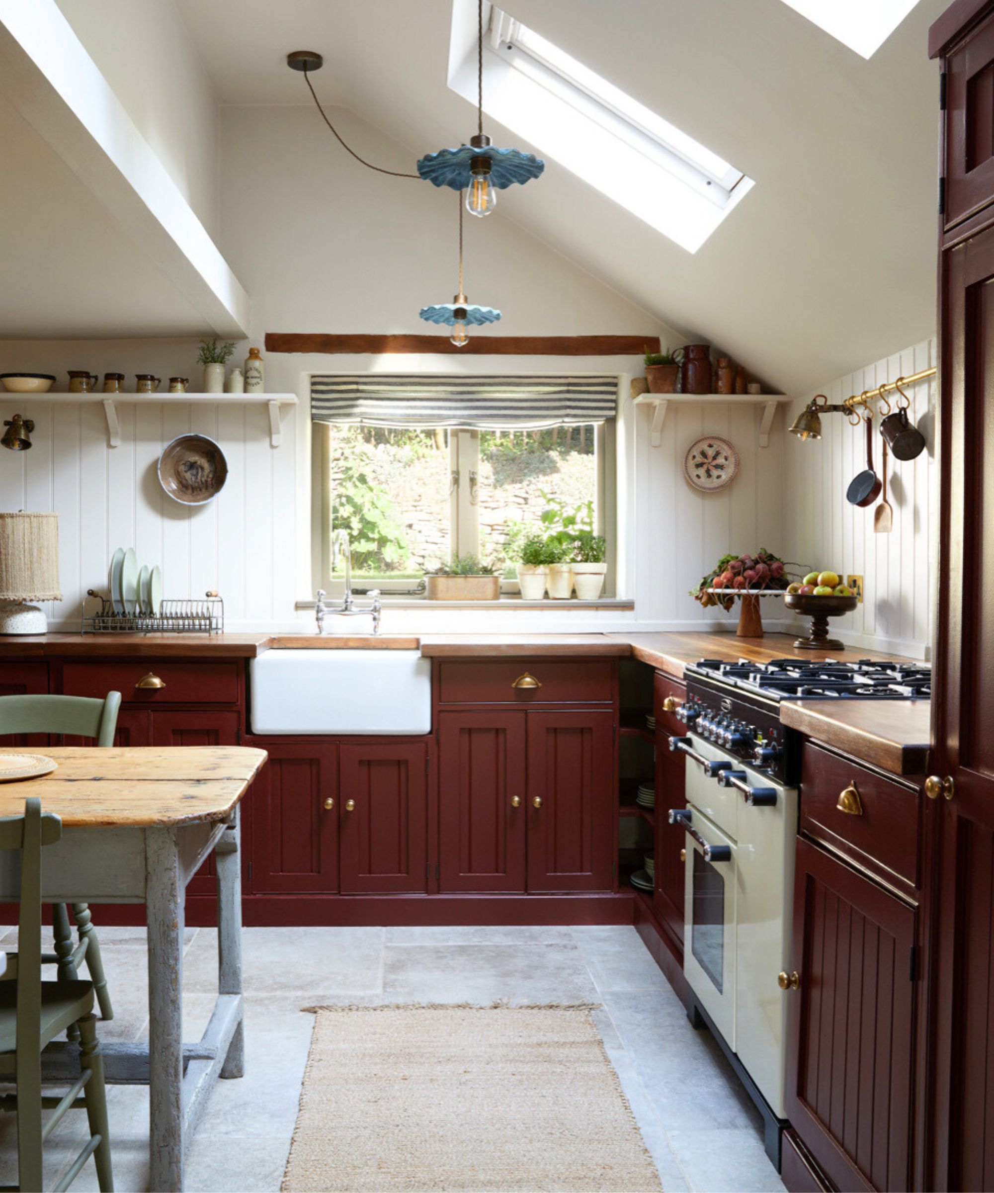 Cuisine cottage avec unités rouges de style Shaker