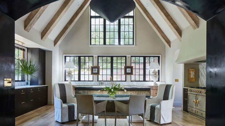 Les murs noirs créent une toile de fond étonnamment douce dans cette maison rustique moderne – 9 leçons à apprendre sur la décoration avec cette teinte délicate Les murs noirs créent une toile de fond étonnamment douce dans cette maison rustique moderne – 9 leçons à apprendre sur la décoration avec cette teinte délicate
