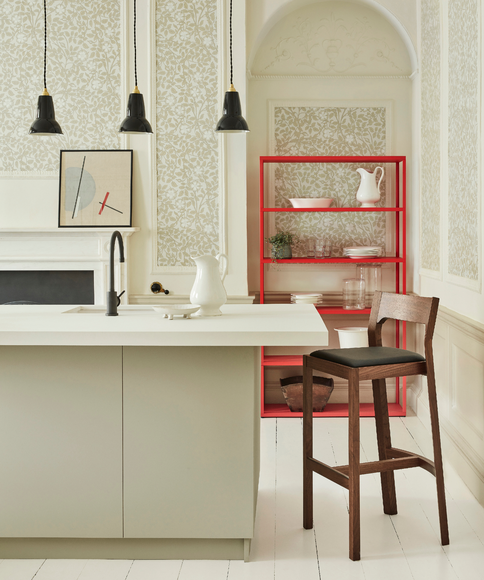 couleurs d'accent pour une cuisine blanche, cuisine blanche avec papier peint style damassé, îlot de cuisine, trio de petites suspensions noires, étagère rouge, sol blanc