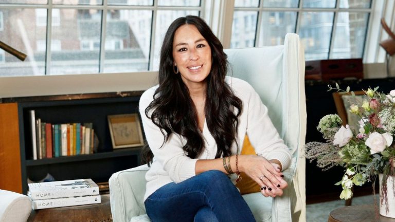 L'arrière-cuisine de Joanna Gaines vient de me prouver que le noir peut être une teinte douce, étonnamment parfaite pour les espaces rustiques.