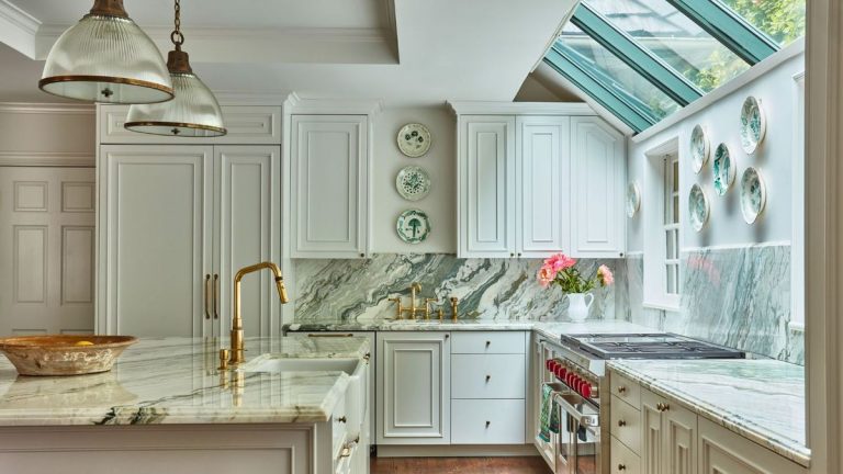 Glamour hollywoodien avec une touche contemporaine : visitez la maison de Los Angeles de l'auteur-compositeur-interprète et acteur Joey McIntyre