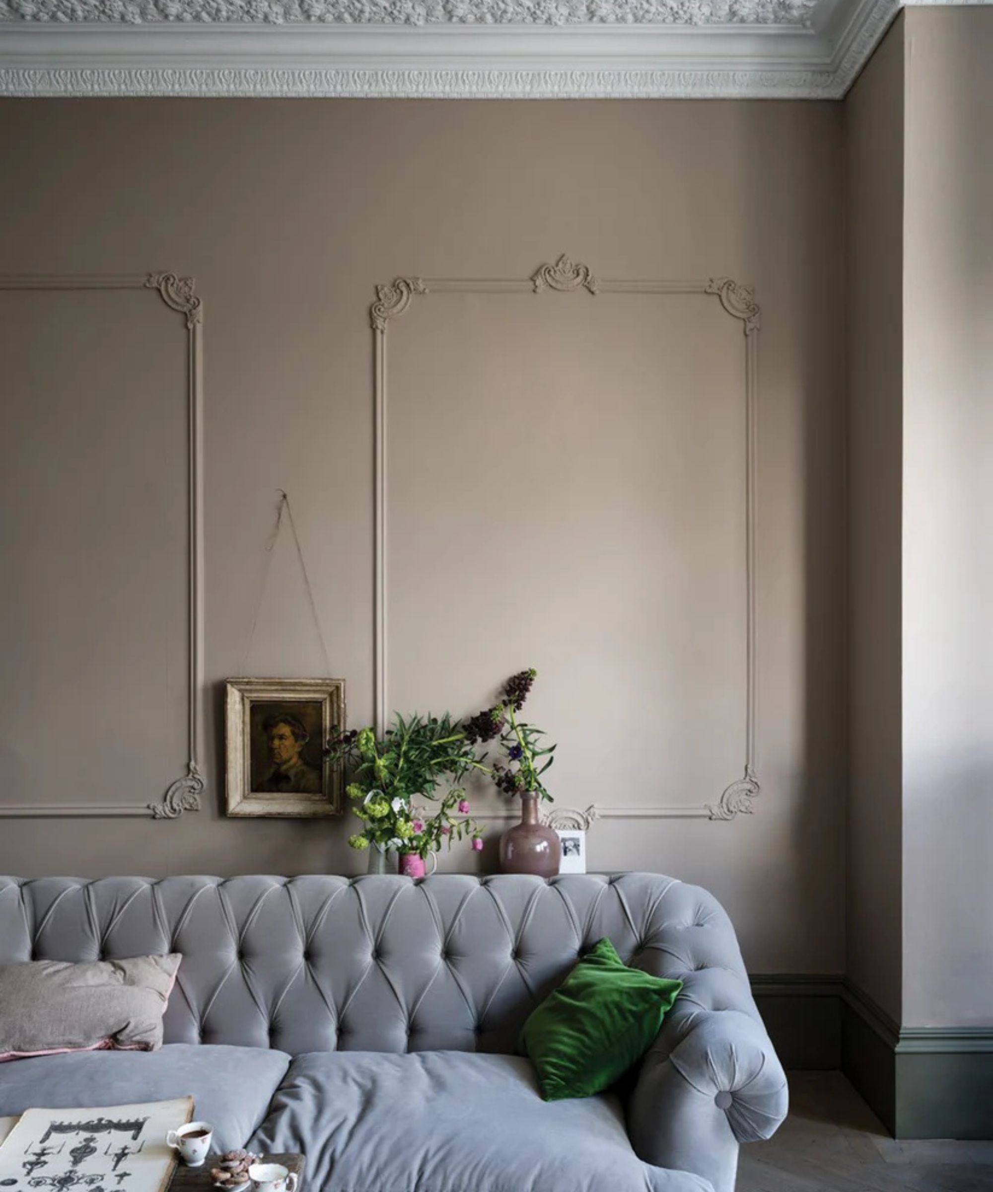 Salon avec canapé en velours gris peint en Farrow & Ball Jitney