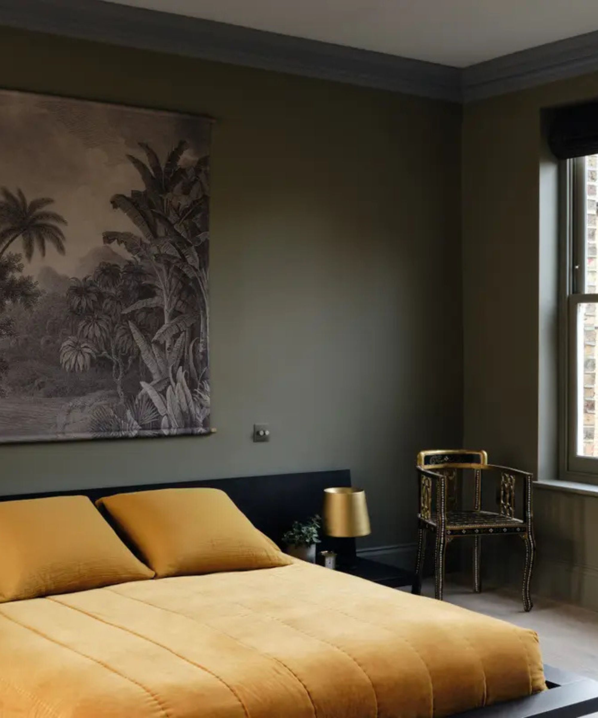 Chambre peinte en vert foncé/gris avec literie jaune moutarde