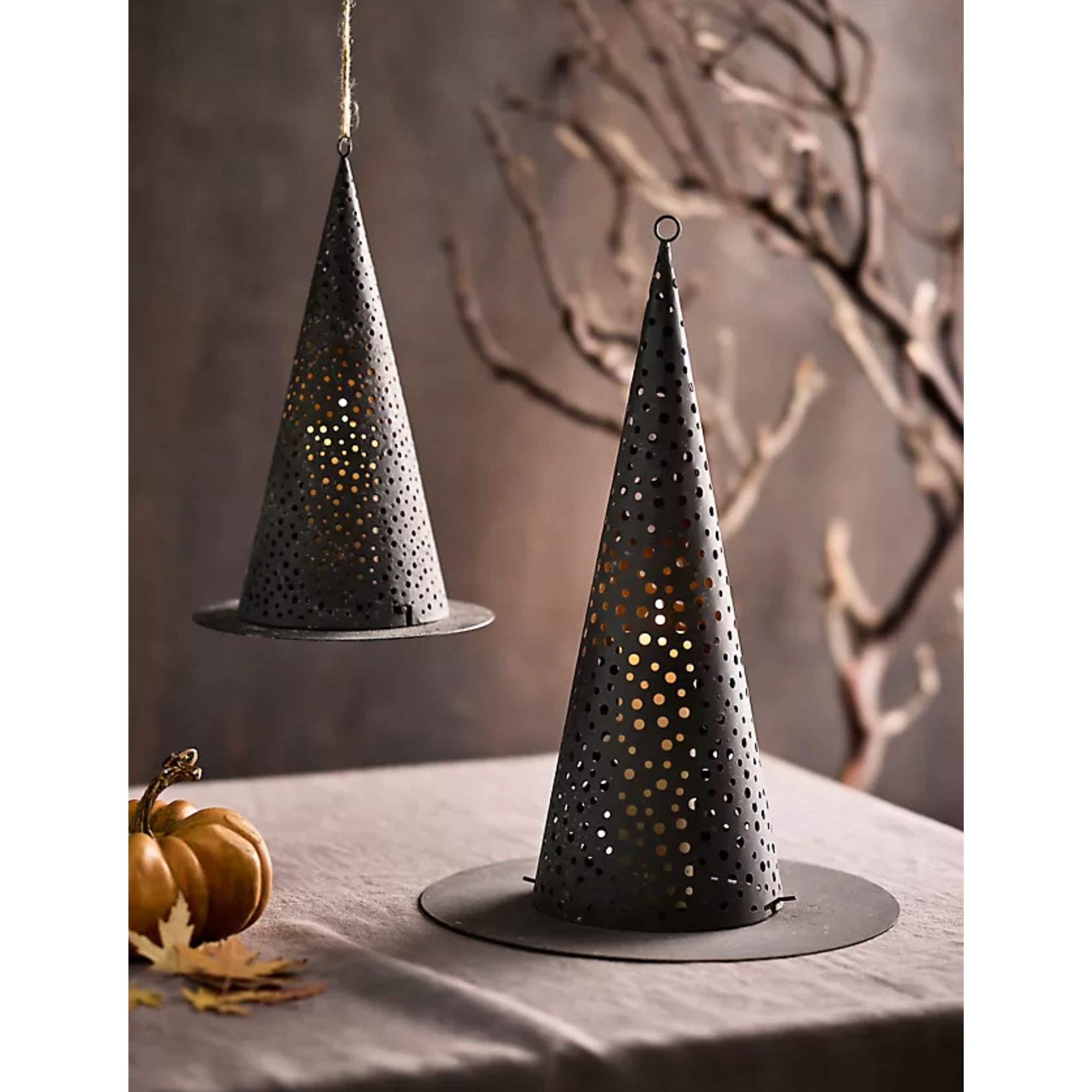 Lanterne en fer avec chapeau de sorcière