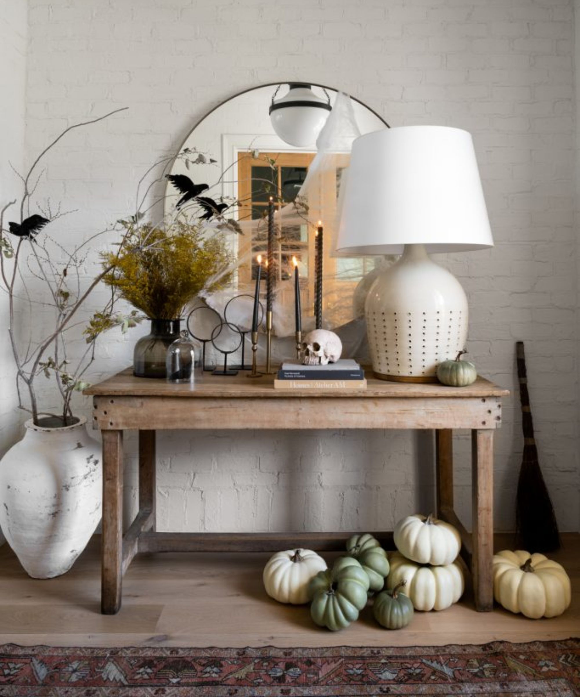décor de console d'Halloween studio mcgee avec décor neutre