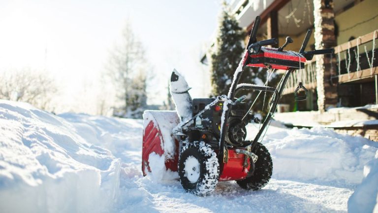 Utilisations inhabituelles d’une souffleuse à neige lorsqu’il n’y a pas de neige au sol – et 2 choses que vous ne devriez jamais faire Utilisations inhabituelles d'une souffleuse à neige lorsqu'il n'y a pas de neige au sol – et 2 choses que vous ne devriez jamais faire