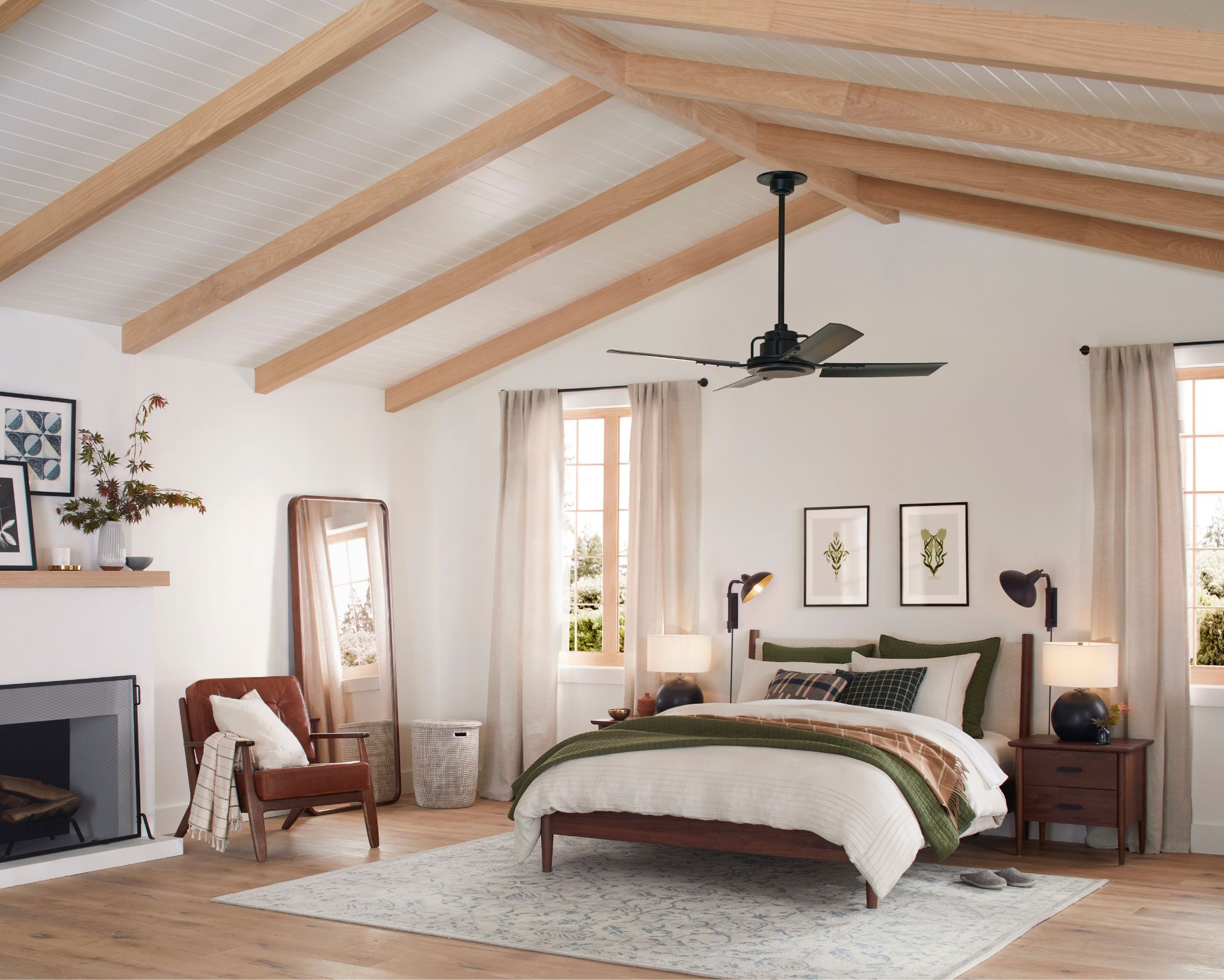 chambre neutre avec murs blancs et plafond aux poutres apparentes