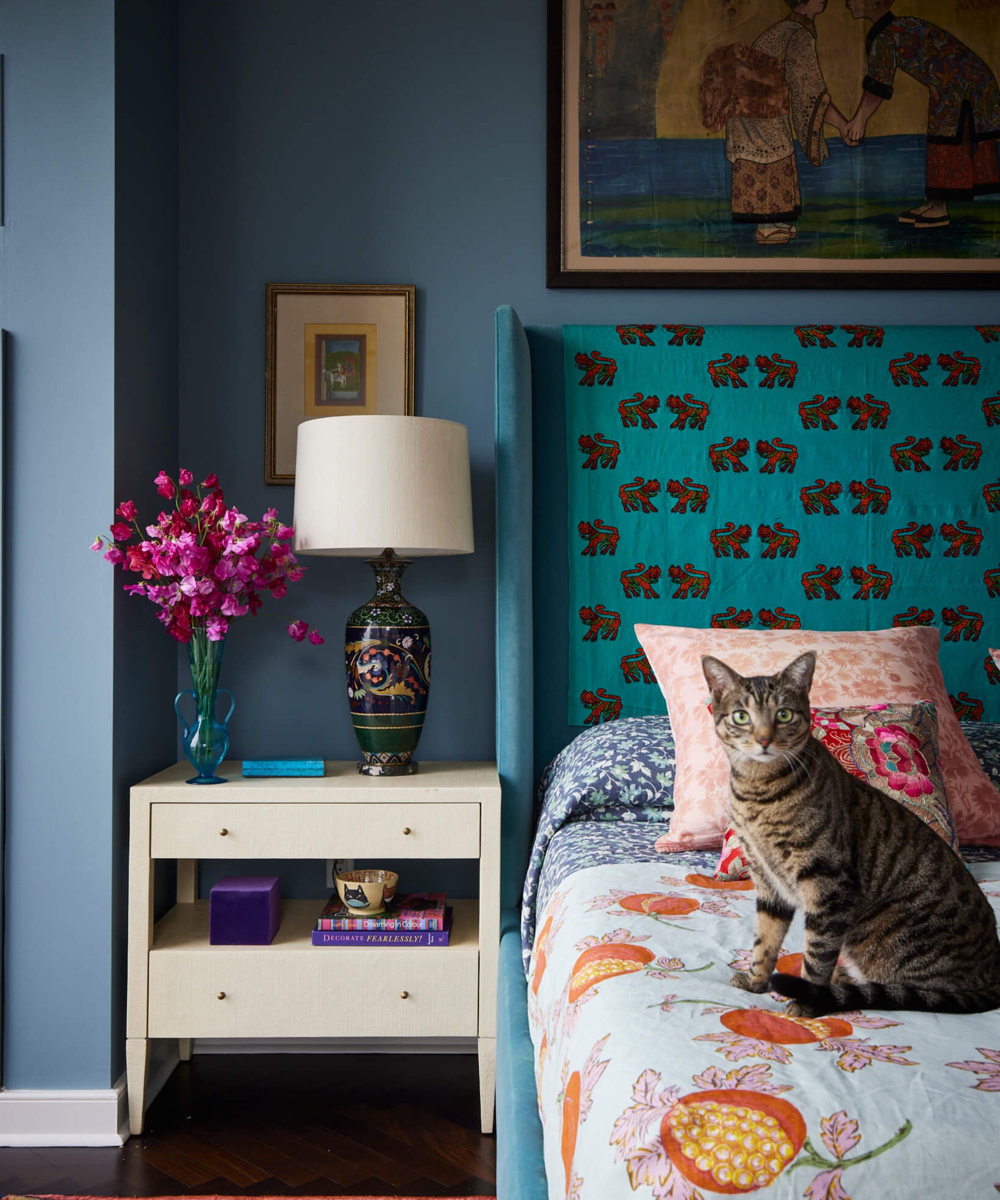 Petite chambre bleue avec tête de lit du motif