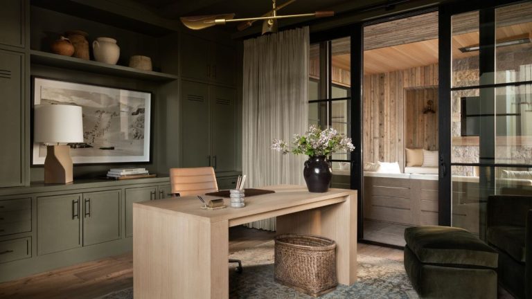 « Cela semble vraiment fluide » : ce bureau à domicile du Studio McGee est une classe de maître sur l’adoption de couleurs de peinture sombres et maussades dans les petites pièces « Cela semble vraiment fluide » : ce bureau à domicile du Studio McGee est une classe de maître sur l'adoption de couleurs de peinture sombres et maussades dans les petites pièces