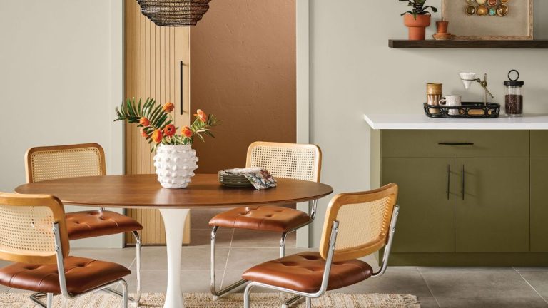 La couleur du mois de septembre de Sherwin-Williams est un « vert olive succulent qui rappelle le style rétro » – et elle est parfaite pour ajouter de la profondeur cet automne. La couleur du mois de septembre de Sherwin-Williams est un « vert olive succulent qui rappelle le style rétro » – et elle est parfaite pour ajouter de la profondeur cet automne.