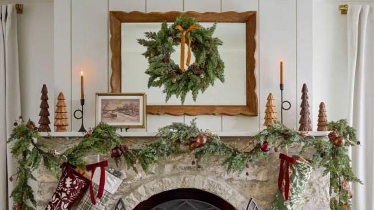 La refonte festive de Joanna Gaines de son magasin Magnolia regorge d’idées de décoration de vacances faciles que tout le monde peut recréer La refonte festive de Joanna Gaines de son magasin Magnolia regorge d'idées de décoration de vacances faciles que tout le monde peut recréer
