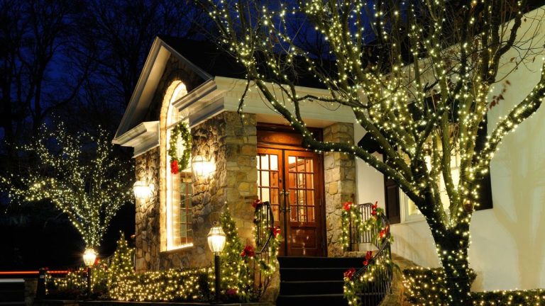 Les designers révèlent les meilleures couleurs de lumière de Noël en plein air et règlent le débat sur une tendance controversée en matière d'éclairage festif.