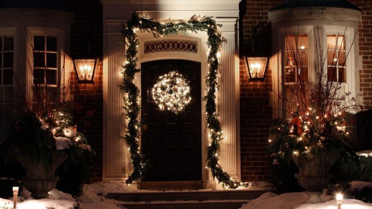 Les concepteurs d’éclairage révèlent 7 façons d’éviter les lumières de Noël extérieures collantes et que faire à la place Les concepteurs d'éclairage révèlent 7 façons d'éviter les lumières de Noël extérieures collantes et que faire à la place