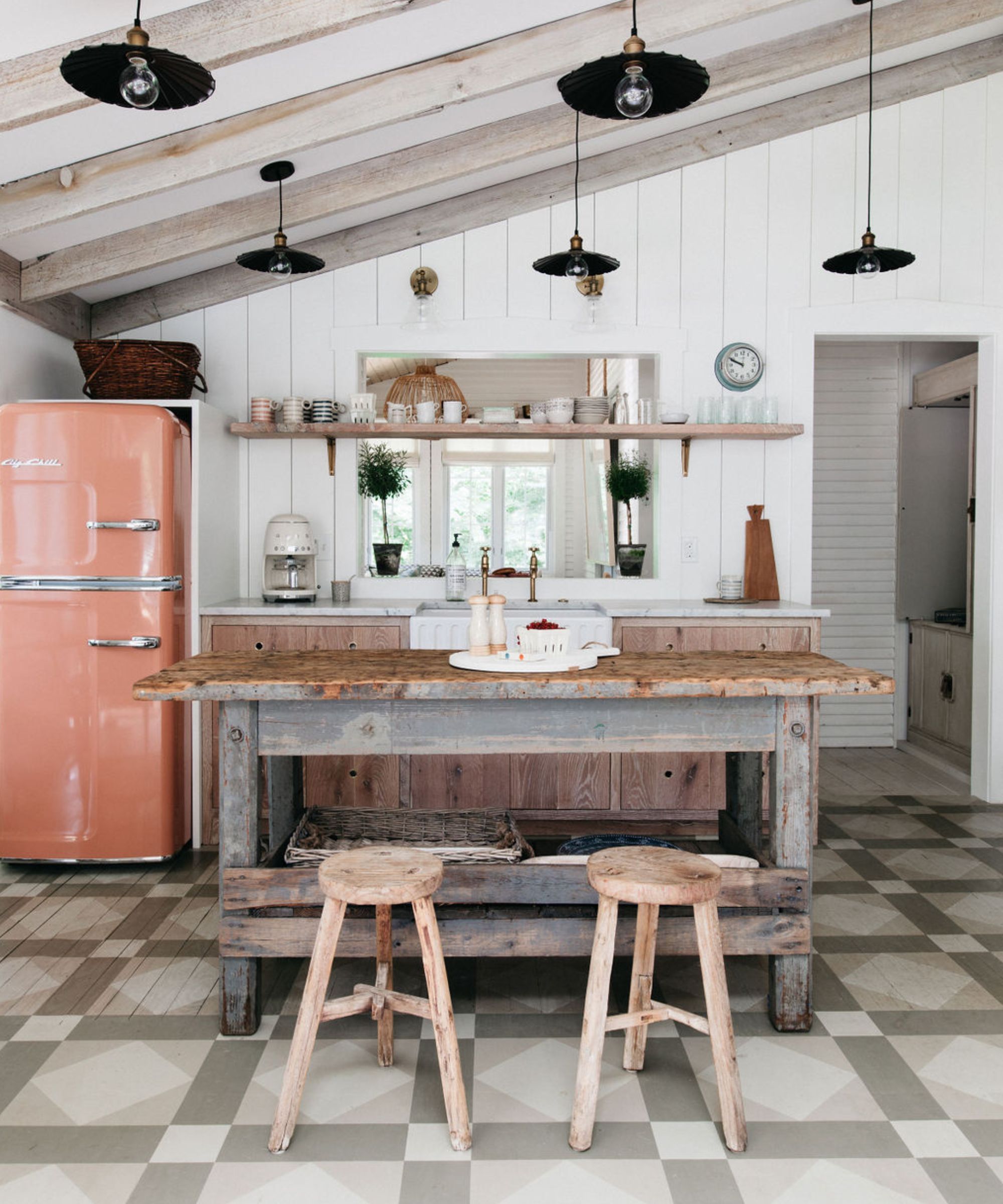 Cuisine Leo Cottage avec panneaux à feuillures, îlot de travail rustique et réfrigérateur rétro