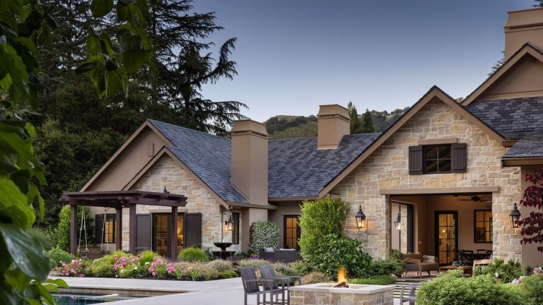 Ce jardin de style méditerranéen en Californie est une masterclass en matière de plantation indigène et résistante à la sécheresse qui offre une beauté toute l'année.