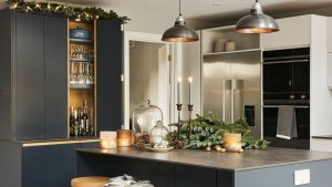 Mon flux Instagram regorge d'idées de décoration de Noël élégantes pour les armoires de cuisine – ce sont les 3 que j'essaie chez moi cette année.