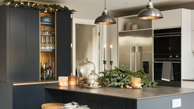 Mon flux Instagram regorge d'idées de décoration de Noël élégantes pour les armoires de cuisine – ce sont les 3 que j'essaie chez moi cette année.