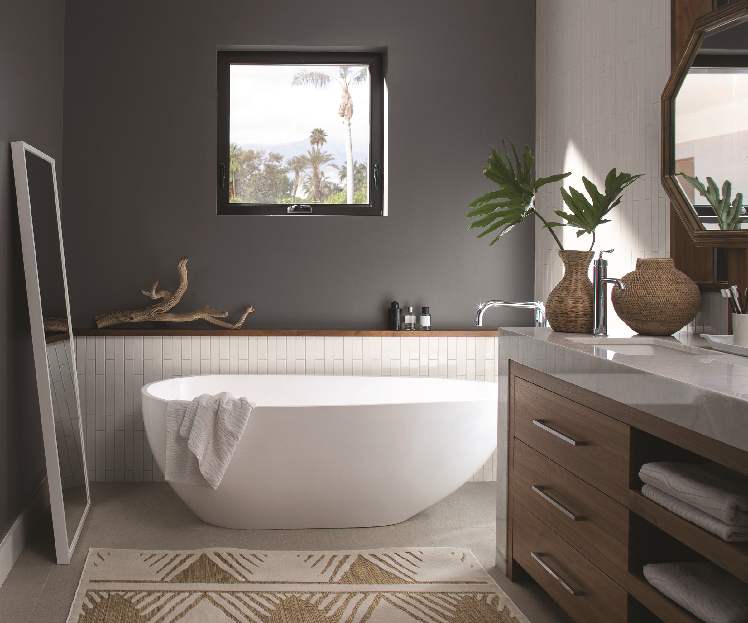 Salle de bain gris moderne avec baignoire autoportante ovale et boiseries demi-mur