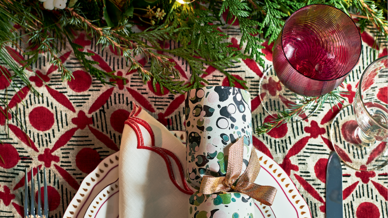 Cette idée de décoration de table de Noël simple et tendance ne prend que quelques minutes – et vous avez probablement déjà tout ce dont vous avez besoin