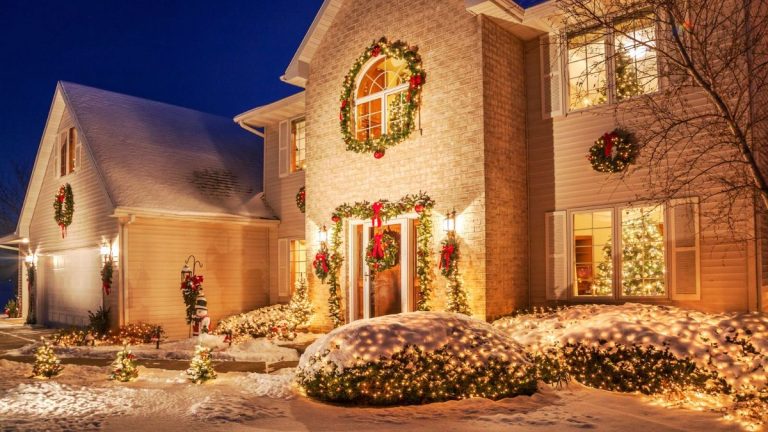 De combien de lumières de Noël extérieures ai-je besoin ? Un électricien expert explique la règle des « cinquante par pied » De combien de lumières de Noël extérieures ai-je besoin ? Un électricien expert explique la règle des « cinquante par pied »