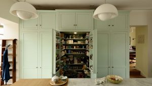 Les garde-manger colorés sont-ils le nouvel îlot de cuisine tendance ? Selon les experts, c'est la meilleure façon d'apporter de la couleur dans votre cuisine en 2025