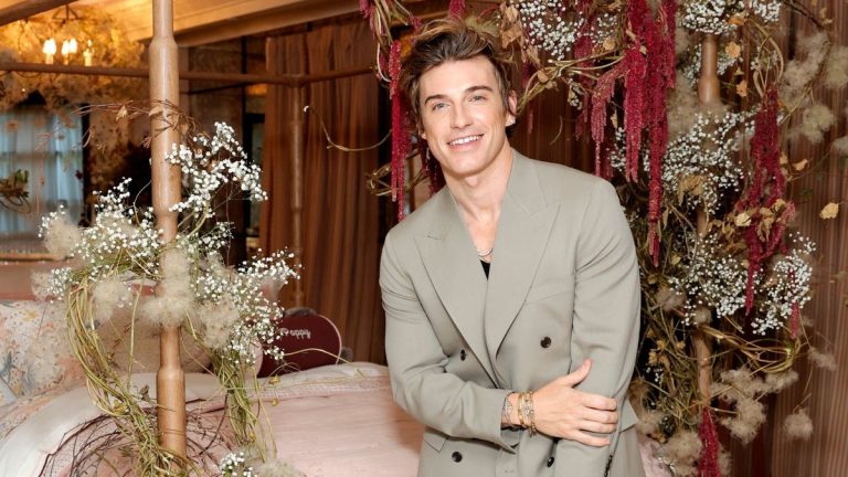 C’est la seule leçon que j’ai apprise de l’approche de Jeremiah Brent en matière de décoration après avoir regardé la saison 9 de Queer Eye pendant les vacances. C'est la seule leçon que j'ai apprise de l'approche de Jeremiah Brent en matière de décoration après avoir regardé la saison 9 de Queer Eye pendant les vacances.
