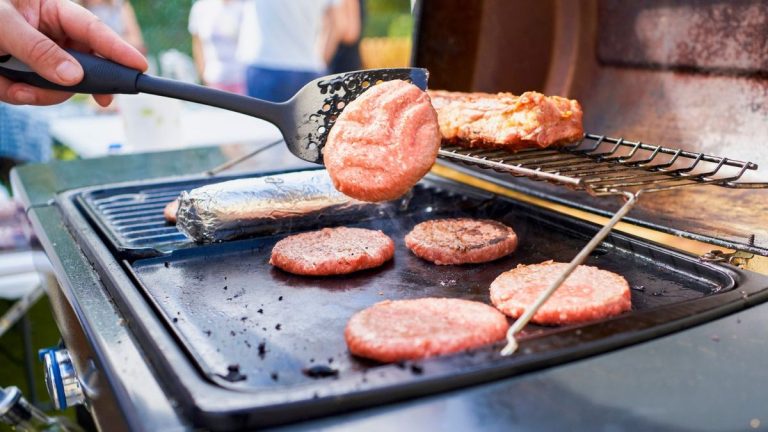 Faut-il déjà utiliser une plaque chauffante sur un gril ? Les chefs conseillent sur une controverse sur les plats cuisinés Faut-il déjà utiliser une plaque chauffante sur un gril ? Les chefs conseillent sur une controverse sur les plats cuisinés