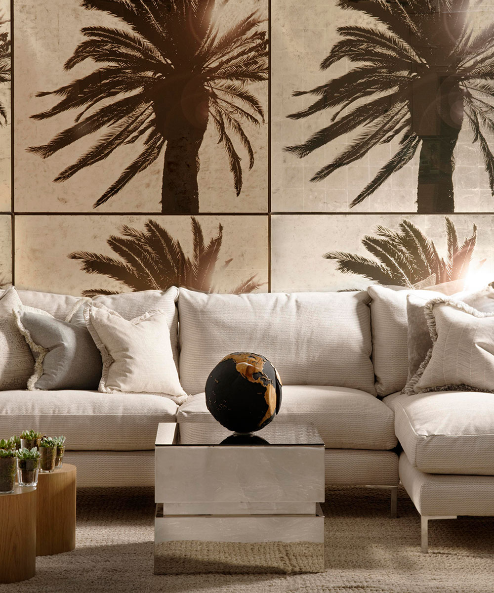 Murale palmier avec canapé beige en lin et table basse en miroir