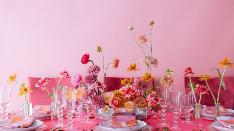 « Une fleur issue d'une graine est la métaphore parfaite de notre créativité individuelle » : pourquoi les tendances florales de 2025 consistent à prendre du recul et à laisser la nature nous ancrer