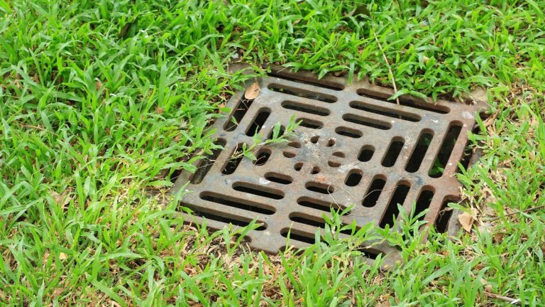 Comment déboucher un drain de jardin - Conseils d'experts pour débloquer les 5 types sans avoir besoin d'équipements spécialisés