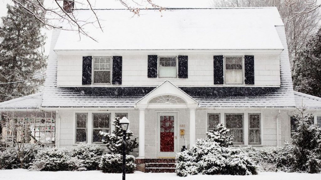Comment préparer votre maison pour une tempête de neige - 7 étapes des survivants pour rester en sécurité, au chaud et bien pendant des conditions météorologiques extrêmes