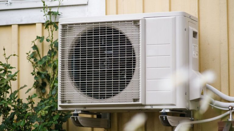 Avez-vous vraiment besoin de couvrir une unité de climatisation en hiver? Les experts du CVC avertissent qu'il fera plus de mal que de bien