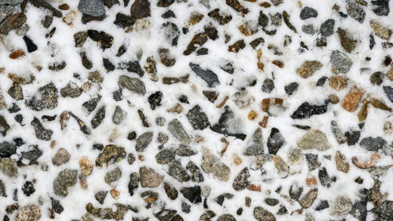 Comment pelleter la neige sur le gravier - 4 étapes simples pour les allées claires, les patios et les chemins
