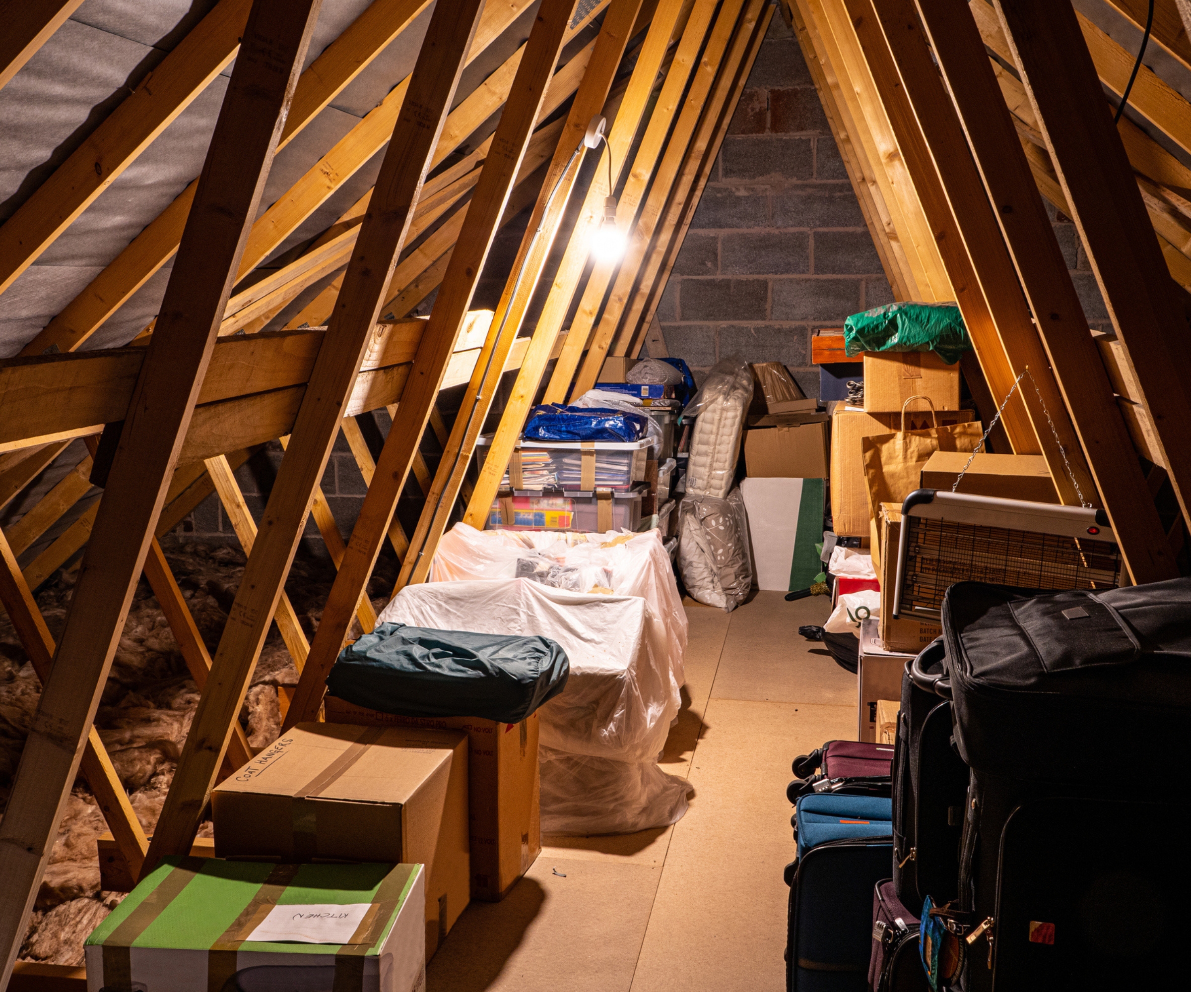 Loftspace dans le toit grenier d'une maison familiale, est un lieu de stockage préféré pour les étuis, les boîtes et les trésors personnels.