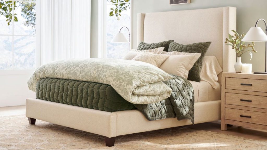 5 façons faciles de faire sentir votre chambre à coucher comme une luxueuse suite d'hôtel avec un minimum d'effort