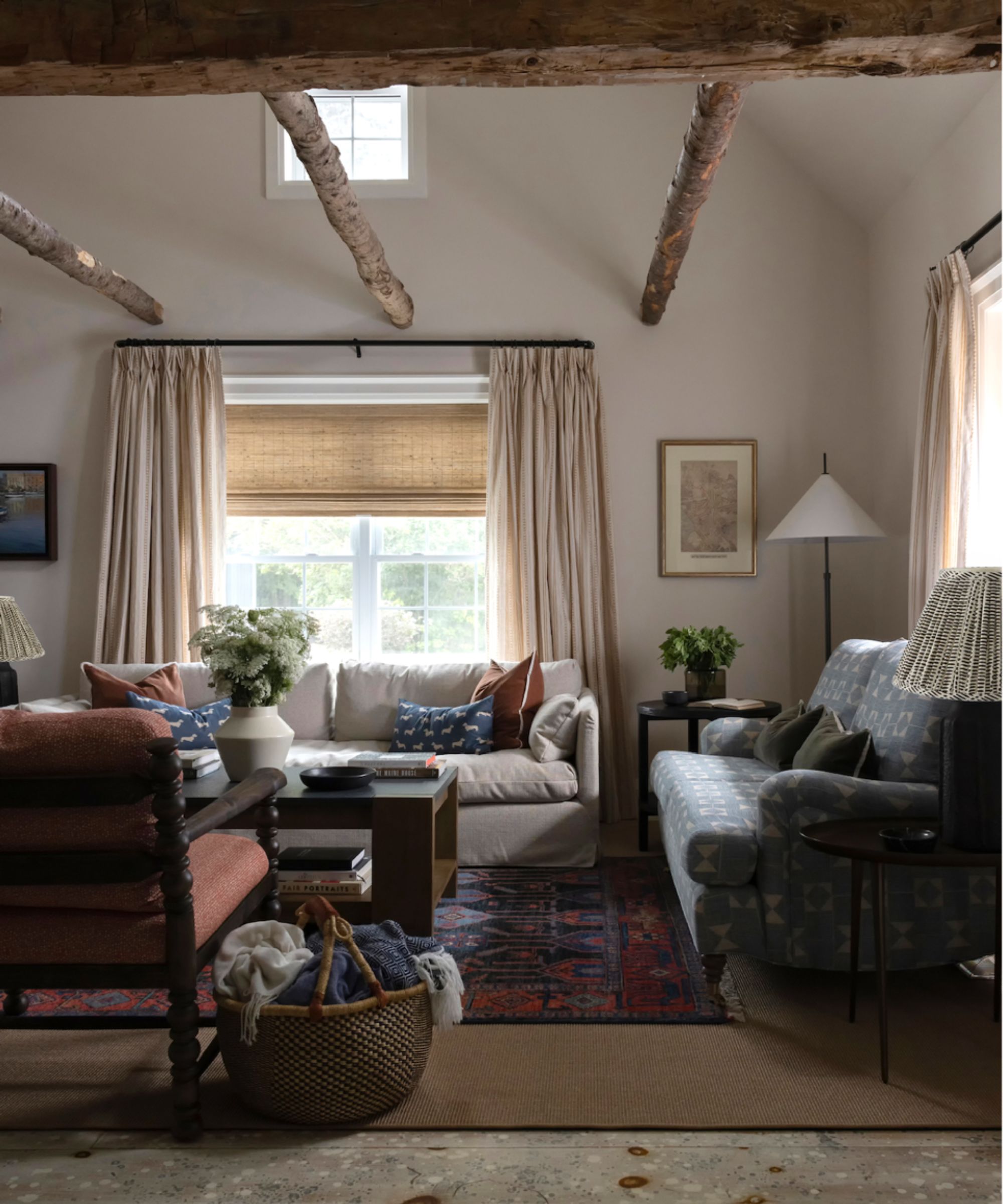 salon de chalet avec murs neutres, poutres en bois de plafond et meubles traditionnels et confortables