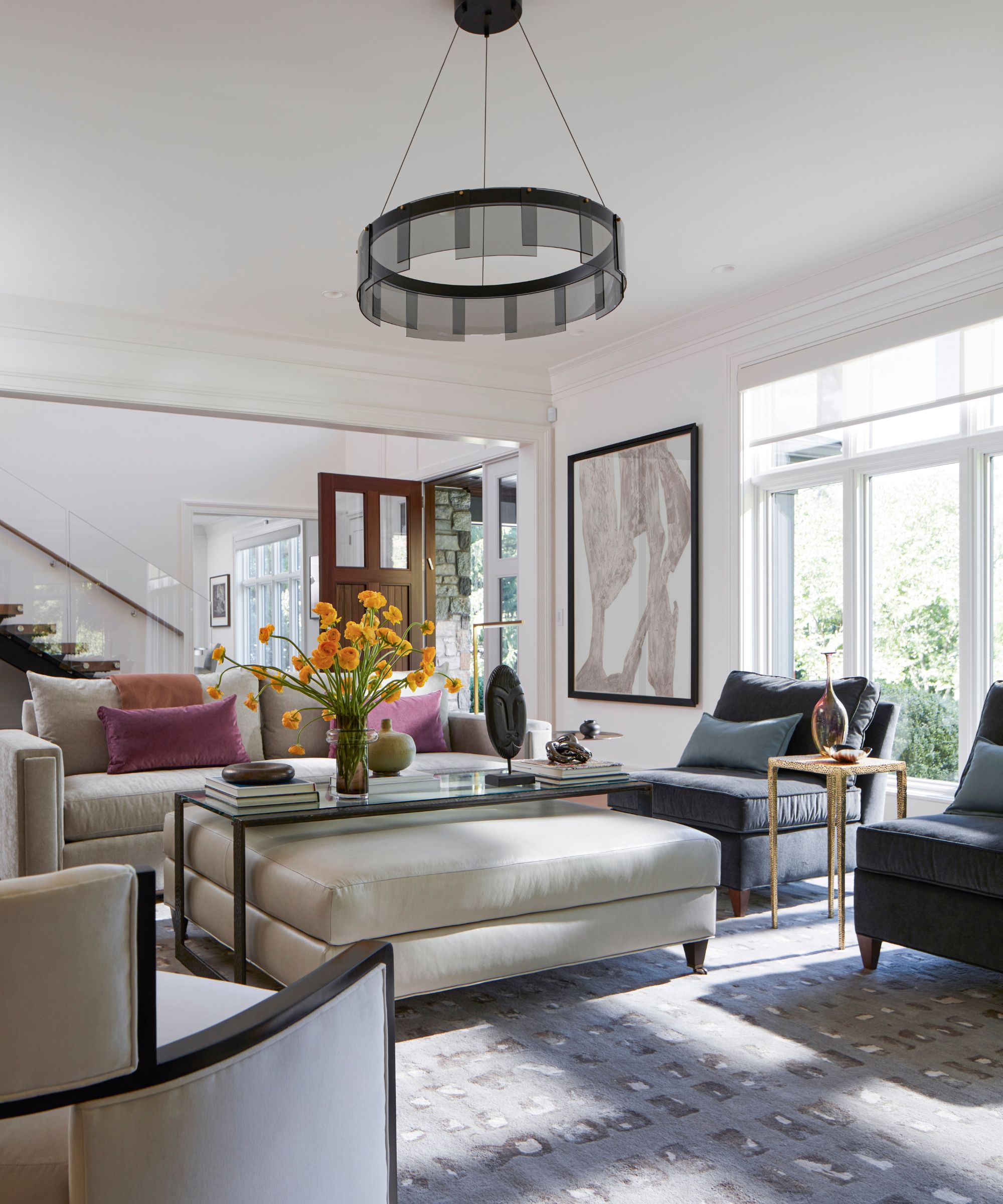 salon avec murs blancs et décor moderne