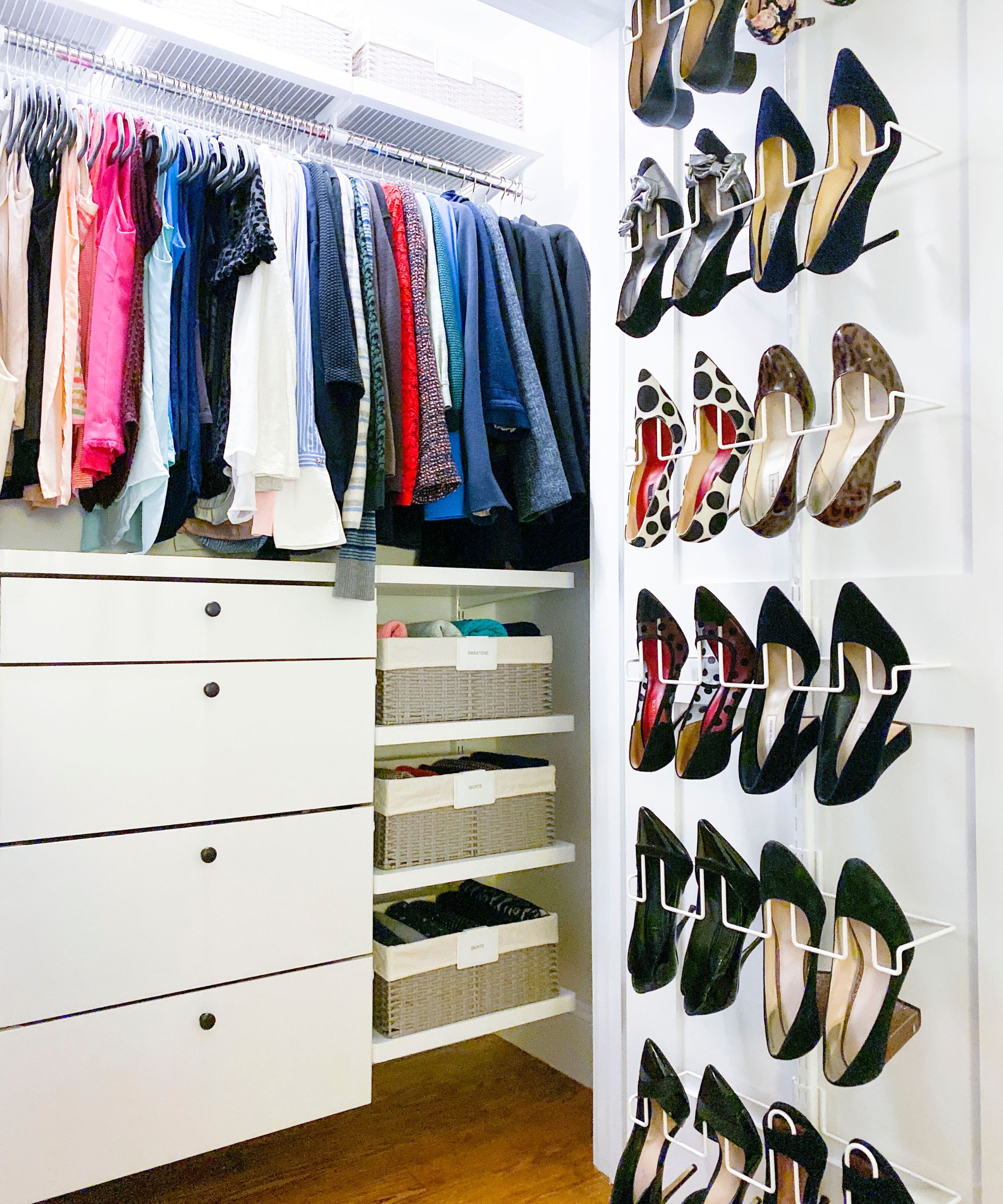 Un placard organisé avec des organisateurs de chaussures de porte