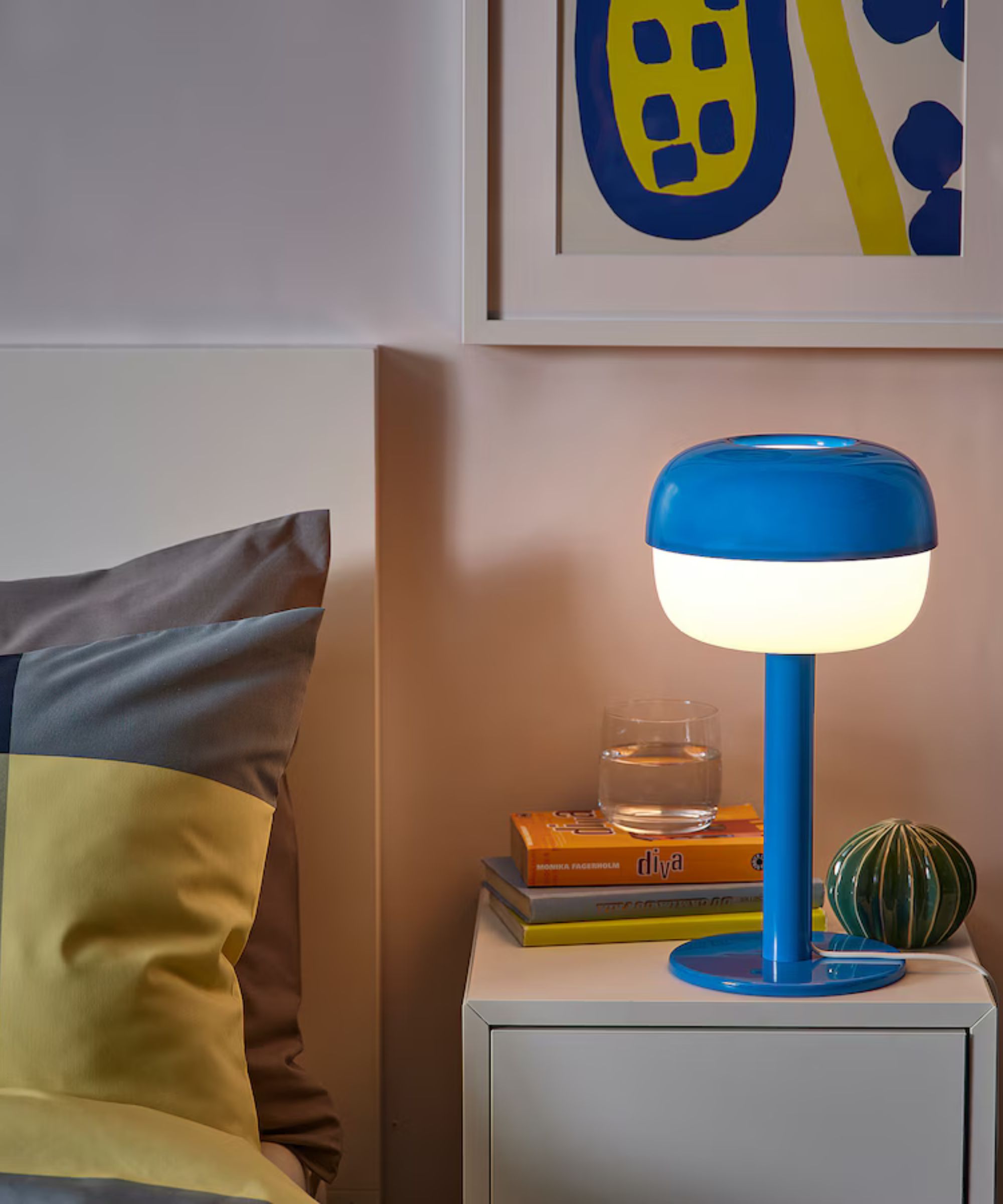 CHAMBRE IKEA AVEC LA TABLEAU DE LE TIVE AVEC LA LUMIÈRE bleu vif