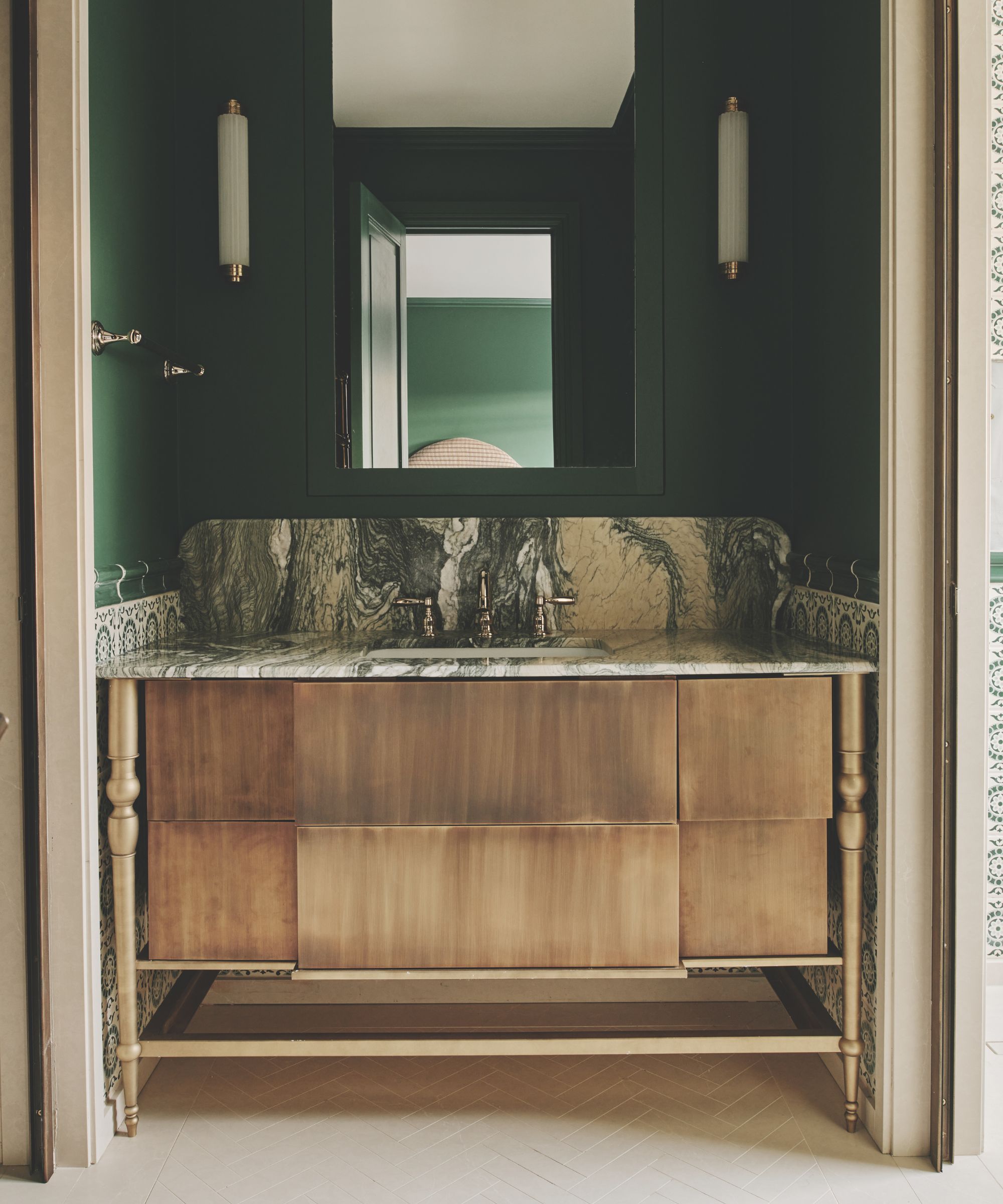 Salle de bain peinte verte avec unité d'évier sur garniture en bois et en marbre