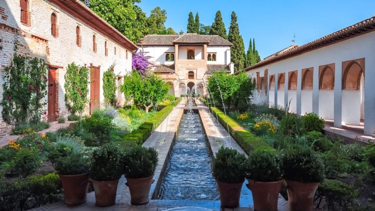Qu’est-ce qu’un jardin paradis? Comment utiliser des idées de conception anciennes pour créer une escapade tranquille de l’arrière-cour Qu'est-ce qu'un jardin paradis? Comment utiliser des idées de conception anciennes pour créer une escapade tranquille de l'arrière-cour