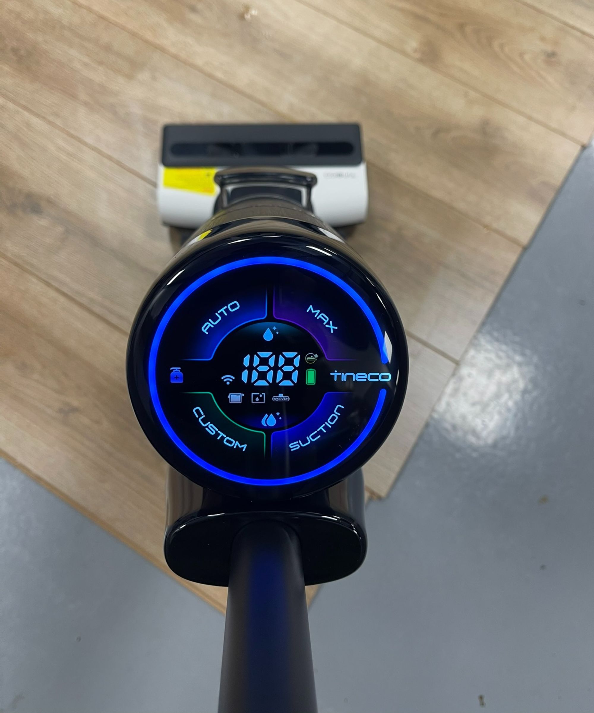 L'écran LED Tineco Floor One S7 Pro montrant les différents modes de nettoyage, la durée de vie de la batterie et les capacités de réservoir d'eau propre / sale