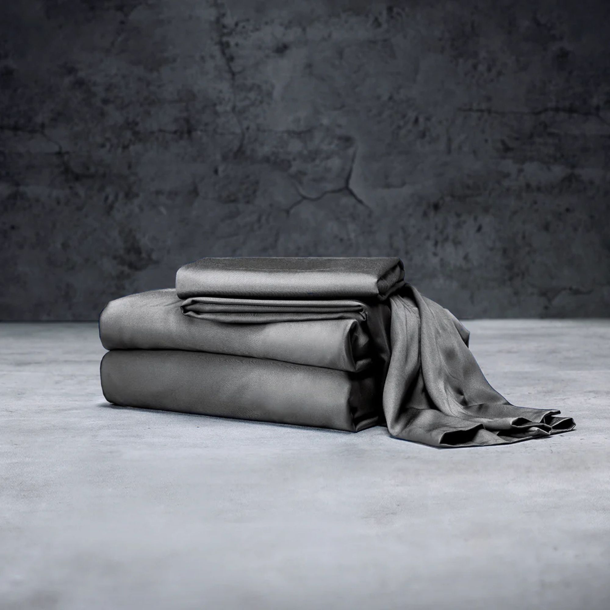 Luxome Charcoal Feuilles sur un fond gris. 