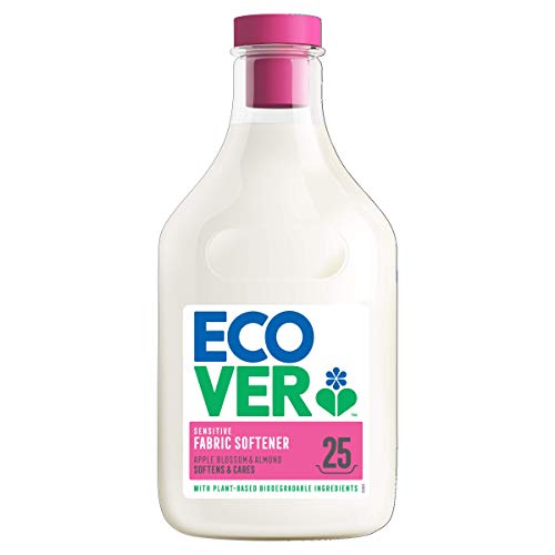 Une grande bouteille en plastique transparent de liquide à linge, avec un bouchon à vis rose et une étiquette blanche et rose. 