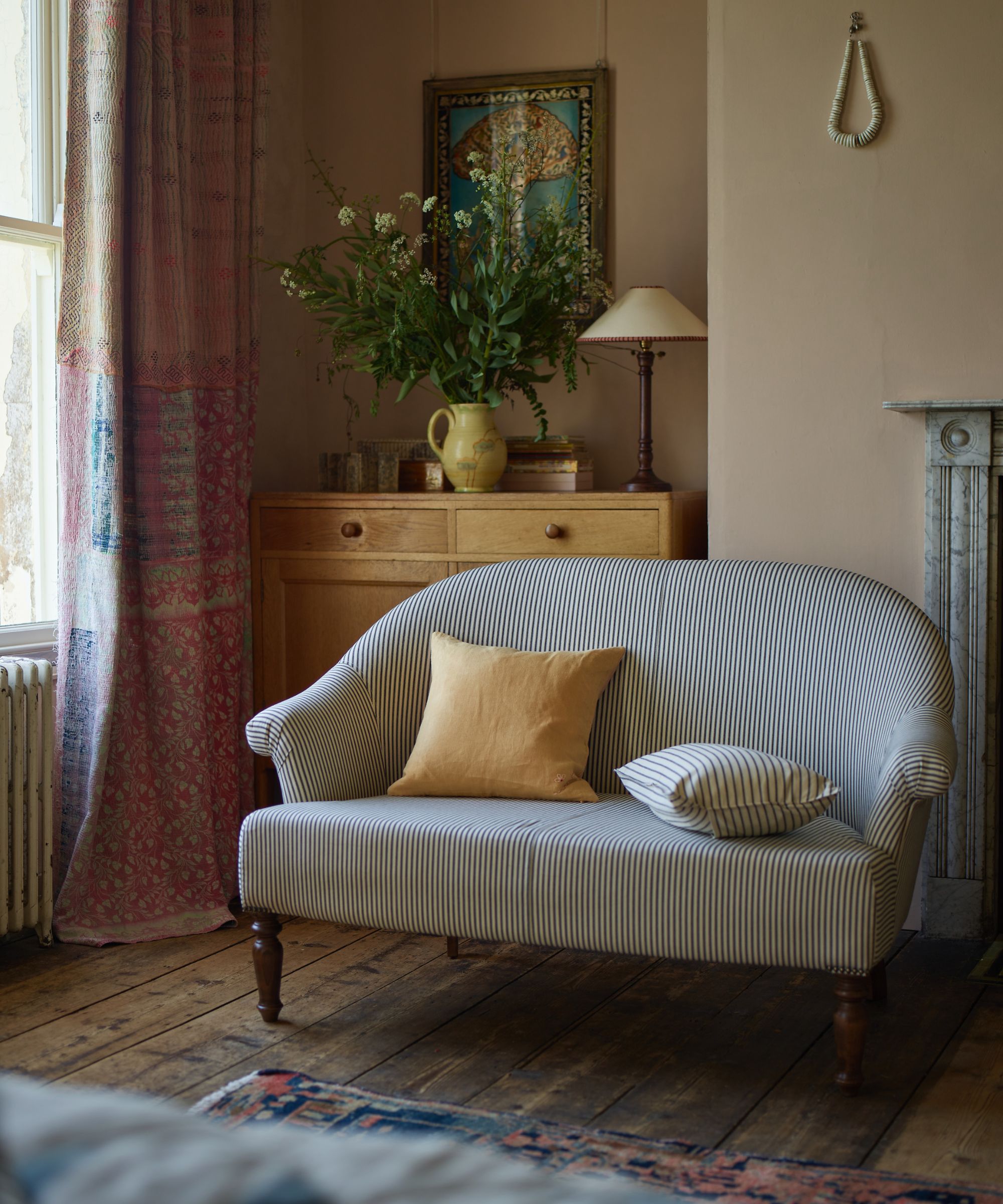 salon de style cottage vintage avec un petit canapé rembourré