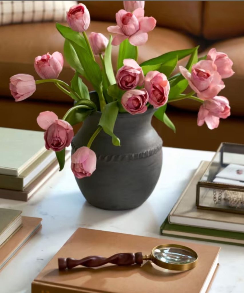 Joanna Gaines vient de prouver que les fausses fleurs peuvent être aussi belles que les vraies fleurs - voici comment elle élève ses faux arrangements