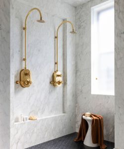 6 idées de douche sans rendez-vous pour de petites salles de bains qui sont aussi luxueuses qu'elles sont économes en espace
