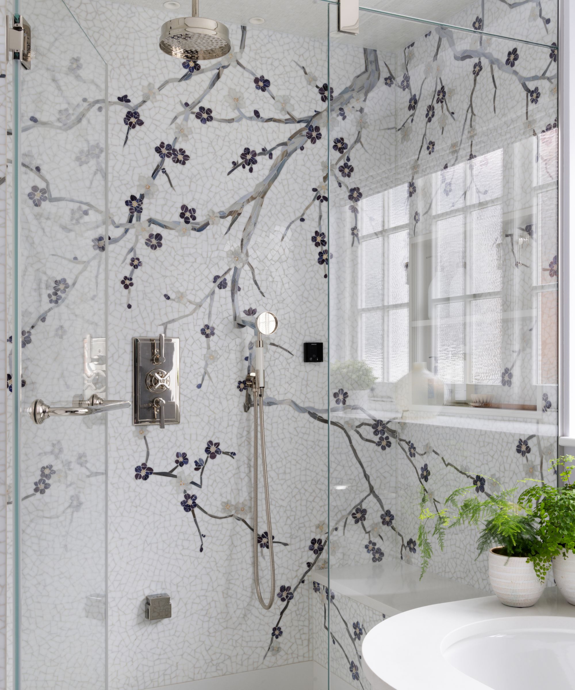 Salle de bain en mosaïque florale en conception de branche blanche et violette