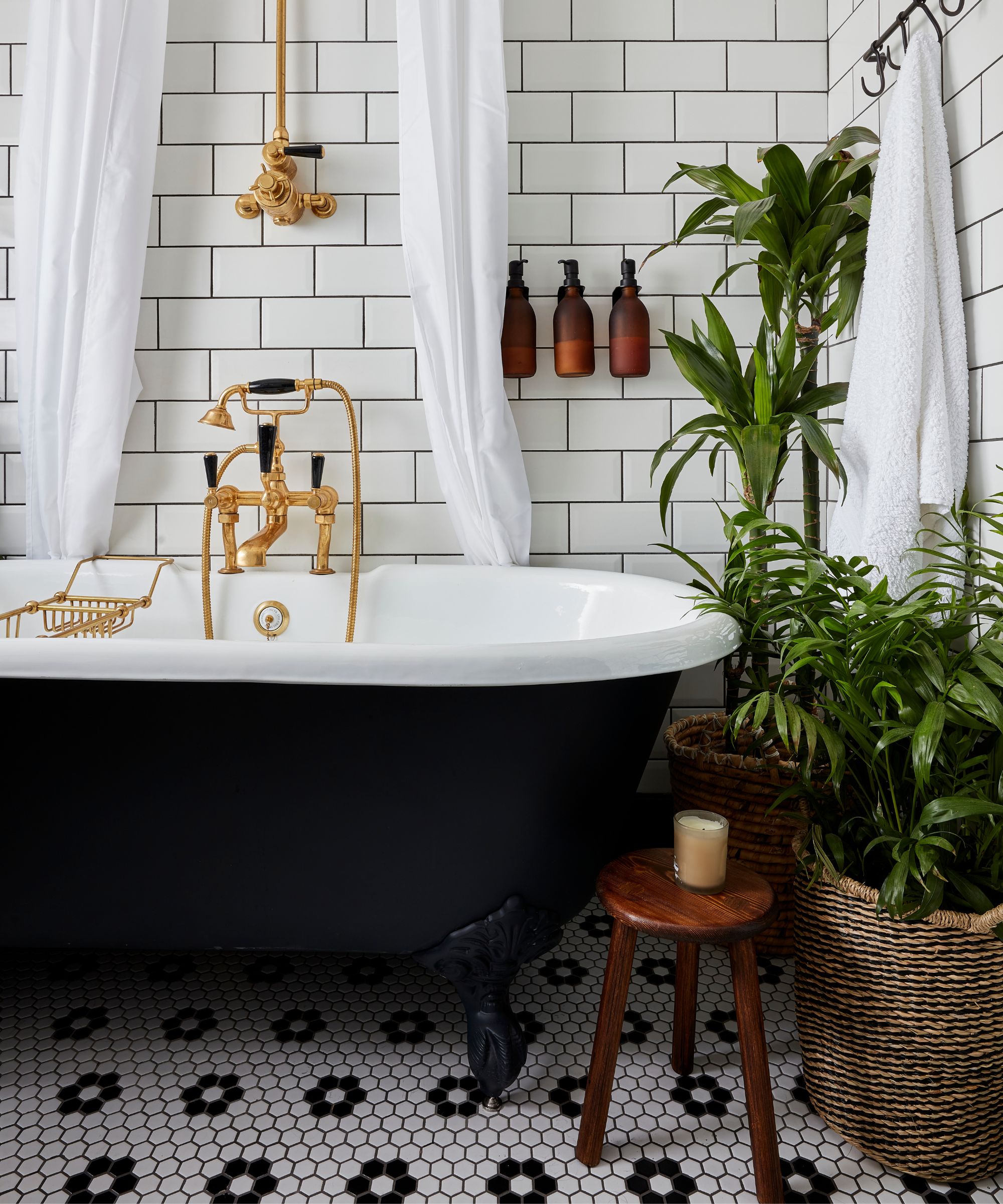 Plancher de salle de bain en mosaïque hexagone noir et blanc avec carreaux de métro
